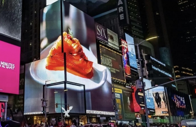 뉴욕 타임스스퀘어 전광판에 게재된 김치 영상 광고. 서경덕 인스타그램