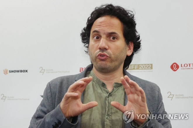 이스라엘 영화 ‘이노센스’로 제27회 부산국제영화제를 찾은 기 다비디 감독이 11일 해운대구 영화의전당 시네마운틴에서 취재진을 만나고 있다. 부산 연합뉴스