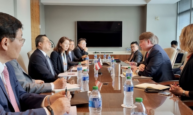 구자열(왼쪽 두 번째) 한국무역협회 회장이 11일(현지시간) 팻 윌슨 미 조지아주 경제개발부 장관(오른쪽 두 번째)을 만나 우리 기업들의 미국 투자 진출을 적극적으로 지원해달라고 요청하고 있다. 한국무역협회 제공