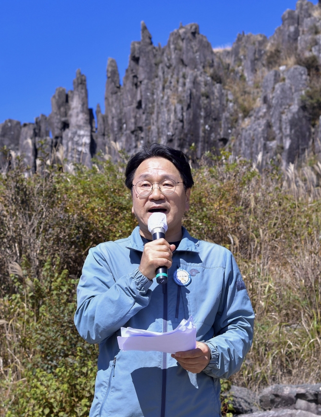 강기정 광주광역시장이 지난 8일 무등산 정상 개방행사에서 ‘공군과 무등산 정상 상시개방을 합의했다’고 밝히고 있다. 광주광역시 제공