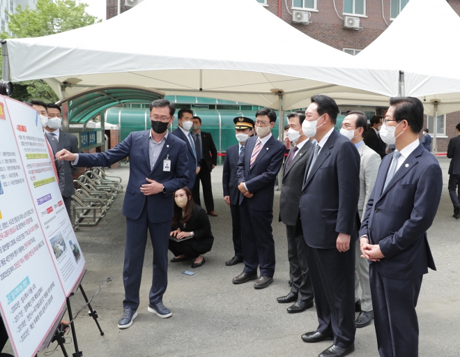 지난4월 윤석열 대통령이 당선 후 천안역에서 GTX-C 노선 천안 연장 관련 보고를 받고 있다. 사진=천안시 제공 