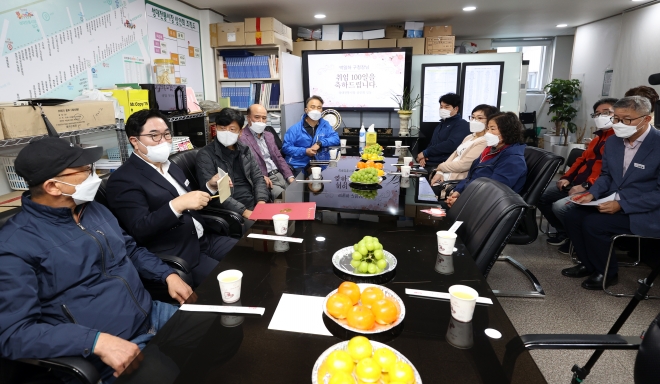 박일하 서울 동작구청장이 11일 성대전통시장을 찾아 상인회와 간담회를 하고 있다. 동작구 제공.