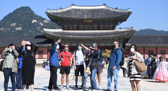 외국인 관광객들이 12일 서울 경복궁을 찾아 즐거운 시간을 보내고 있다. 2022. 10. 12 박윤슬 기자