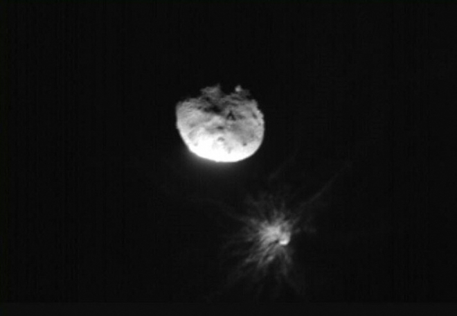소행성 다이모르포스에 실험용 우주선이 근접한 모습. 나사 제공