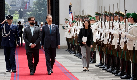 칠레 의장대 사열하는 韓총리