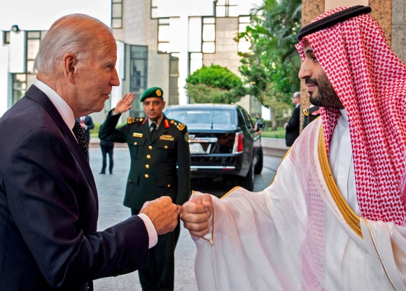 지난 7월 15일(현지시간) 조 바이든 미국 대통령이 사우디아라비아 제다의 알살람 궁전에서 무함마드 빈 살만 왕세자와 주먹을 맞대고 있다. 제다 AFP 연합뉴스