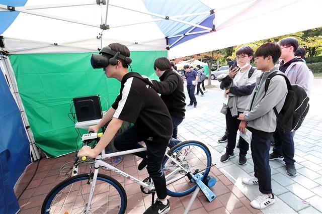 2019년 양천 창의교육축제&과학체험 한마당에 참가한 청소년들이 가상현실(VR) 기기를 착용하고 자전거를 타는 체험을 하고 있다. 양천구 제공
