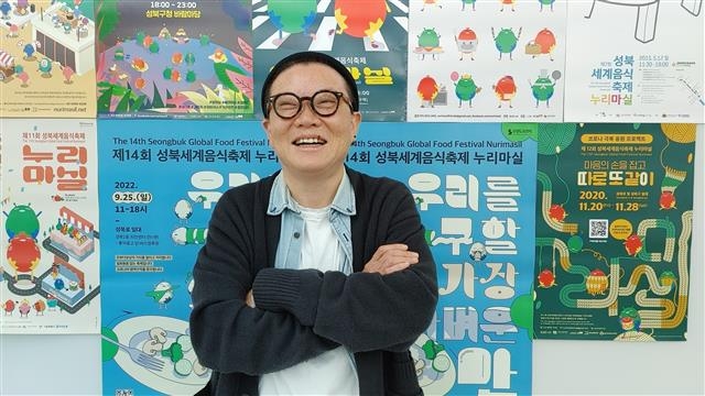박현진 서울 성북문화재단 지역문화팀장이 지난 7일 자신이 기획한 축제의 포스터 앞에서 사진 촬영을 하고 있다. 박 팀장은 “누구나 오래 즐길 수 있는 지속 가능한 지역 축제를 만들고 싶다”고 말했다. 성북구 제공