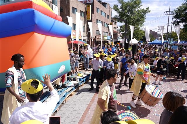 ‘성북세계음식축제 누리마실’은 매년 문화 다양성을 주제로 색다른 퍼레이드를 선보인다. 올해는 액운을 막는다는 한국 전통 놀이 ‘빈 상여 놀이’와 아프리카 댄스, 라틴 음악을 결합한 신명나는 놀이로 진행했다. 성북구 제공