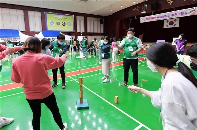 서울 동대문구가 지난 10일 임산부의 날을 맞아 개최한 ‘함께 육아, 예비 부모의 추억 만들기’ 행사에 참여한 예비 부모들의 활동 모습. 동대문구 제공