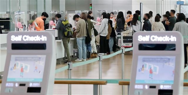 일본 무비자 관광이 2년 7개월여 만에 재개된 가운데 12일 인천국제공항 제1여객터미널에서 여핵객들이 후쿠오카로 떠나기 위해 탑승수속을 밟고 있다. 2022.10.12 뉴스1