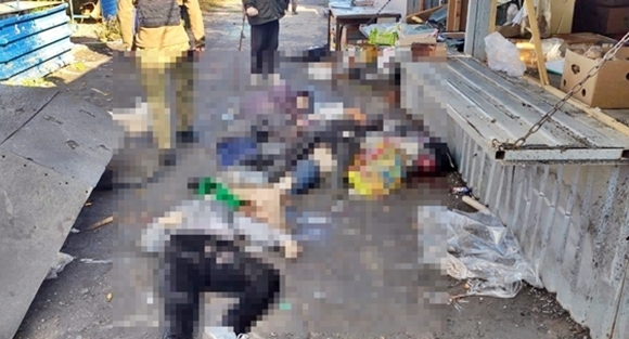 12일(현지시간) 러시아군이 우크라이나 동부 도네츠크주 아우디이우카 한 마을의 시장에 포격을 가했다. 해당 공격으로 시장 상인과 주민 등 최소 7명이 죽고 12명이 다쳤다. 2022.10.12  우크라이나 검찰총장실