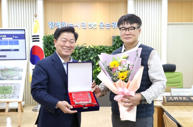12일 박승원(왼쪽) 시장이 ‘사다리차 의인’ 김형욱씨에게 감사패 전달한 후 기념사진을 찍고 있다. 광명시 제공 