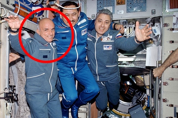 티토는 2001년 우주 관광에 성공한 최초의 민간인이다. 당시 그는 러시아의  소유스 우주선을 타고 국제정거장(ISS)에 도착해 8일간 체류했다.  미 항공우주국(NASA)