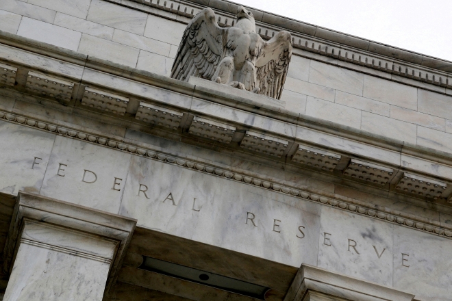 FILE PHOTO: An eagle tops the U.S. Federal Reserve building‘s facade in Washington