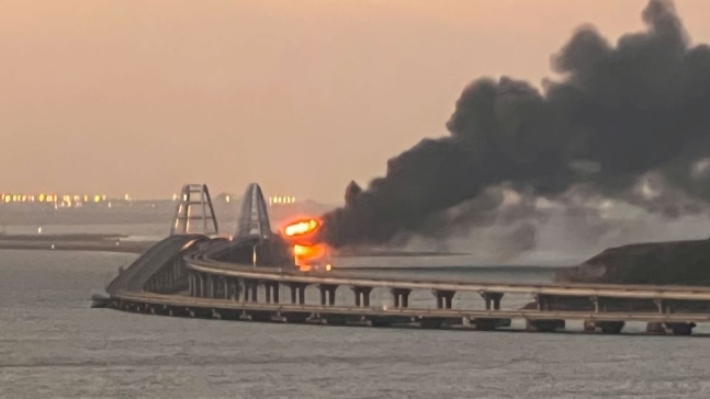 8일 오전 6시경(이하 현지시간) 크름대교를 달리던 화물열차의 연료 저장 탱크 부분에 화재가 발생했고 멀리서도 식별이 가능할 정도의 폭발이 이어졌다