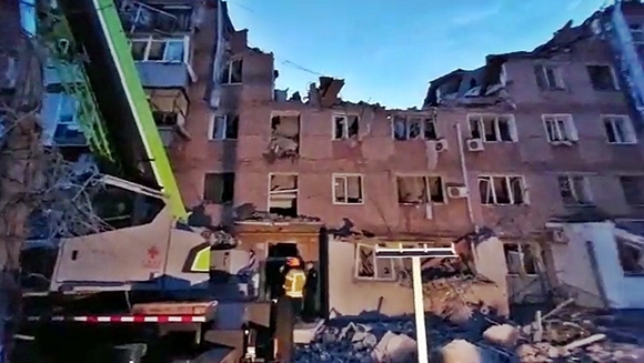 러시아군은 12일~13일(현지시간) 사이 우크라이나 남부 격전지 미콜라이우시도 습격했다. 올렉산드르 센케비치 미콜라이우 시장은 “러시아군 포격으로 5층짜리 아파트가 파괴됐다. 건물 꼭대기 두 층이 주저앉았다”고 전했다.