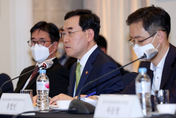 Ministro do Comércio, Indústria e Energia Lee Chang-yang Ministro do Comércio, Indústria e Energia Chang-yang Lee (centro) fala na cerimônia de assinatura do acordo ganha-ganha para a revitalização de biocombustíveis ecologicamente corretos e conferência da indústria realizada na Korea Press Center em Jeongju, Seul, na tarde de 13. 2022.10 .13 Yonhap News