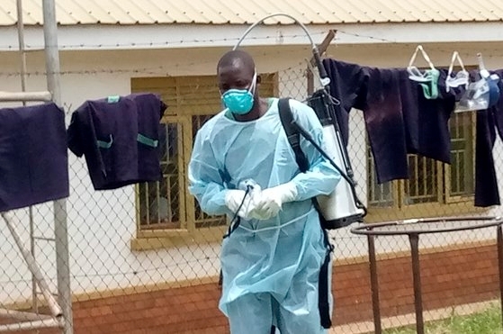 지난달 21일 우간다 무벤데 구에 있는 무벤데 지역 병원에서 의료진이 에볼라 치료 센터를 소독하고 있는 모습. 연합뉴스