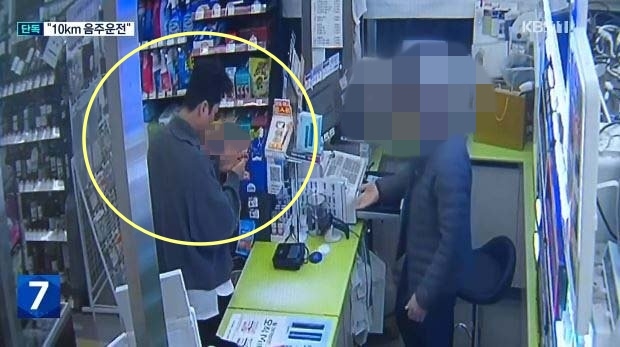 가수 신혜성(43)씨가 지난 11일 새벽 경기 성남시 수정구 한 편의점에 들러 라이터를 구매하고 있다. KBS 캡처