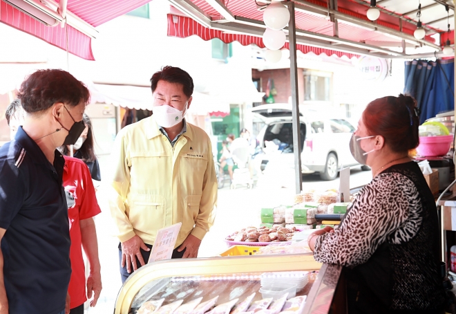 박준희 서울 관악구청장이 지난달 조원로 일대에 위치한 강남골목시장을 찾아 상인들을 격려하고 있다. 관악구 제공.