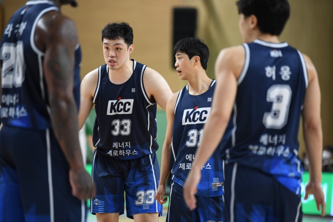 2022~23시즌 전주 KCC 유니폼을 입은 이승현과 허웅. KBL 제공