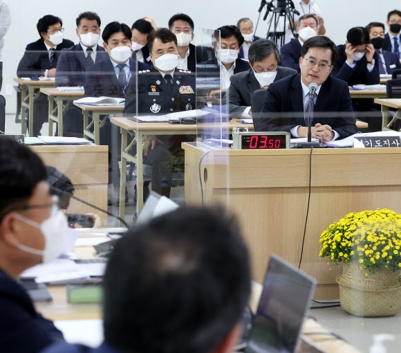 김동연 경기도지사가 14일 오전 경기도 수원시 영통구 경기도청에서 열린 국회 국토교통위원회의 경기도에 대한 국정감사에서 의원 질의에 답변하고 있다. 연합뉴스