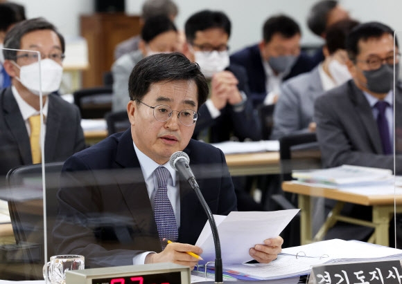 동연 경기도지사가 14일 오전 경기도 수원시 영통구 경기도청에서 열린 국회 국토교통위원회의 경기도에 대한 국정감사에서 의원 질의에 답변하고 있다.  연합뉴스