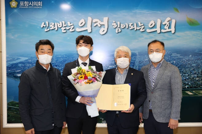 왼쪽부터 김일만 포항시의회 부의장, 나영길 주무관, 백인규 의장, 배상신 운영위원장. 포항시의회 제공