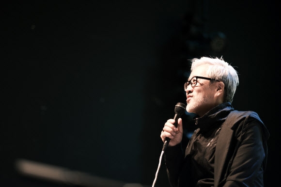 봄여름가을겨울의 김종진이 14일 오후 서울 마포구 신정동 CJ아지트 광흥창에서 열린 봄여름가을겨울 ‘브라보 마이 라이프’ 20주년 기자간담회에서 질문에 답하고 있다. 2022.10.14 연합뉴스