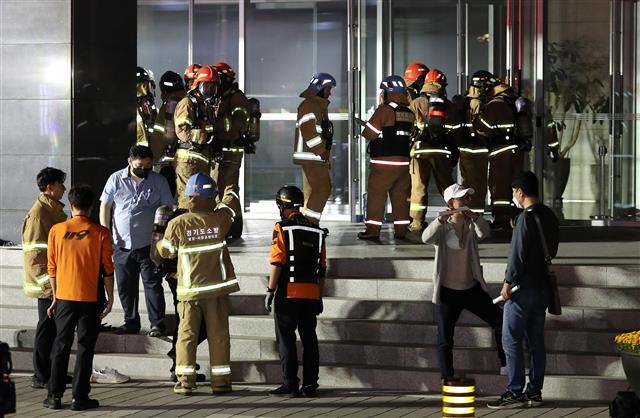 15일 오후 화재가 발생한 경기 성남시 분당구 삼평동 SK판교캠퍼스에 관계자들이 복구작업을 위해 현장으로 들어서고 있다. 이날 오후 카카오 등 데이터 관리 시설이 입주해있는 이 건물 지하에서 불이나면서 카카오톡, 카카오택시 등 일부서비스에 장애가 빚어졌다. 2022.10.15 뉴스1