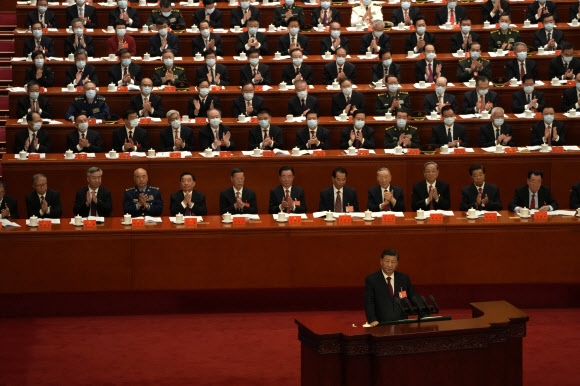 시진핑 중국 국가주석이 16일 베이징 인민대회당에서 열린 제20차 공산당 전국대표대회(당대회) 개막식에서 연설하는 동안 전국대표들이 박수를 치고 있다. 2022.10.16 AP 연합뉴스