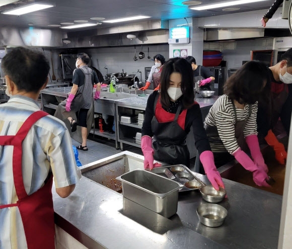 김건희 여사 ‘안나의 집’ 급식소서 설거지 봉사 