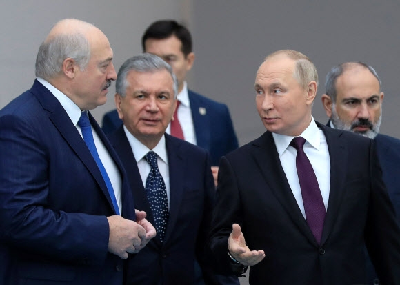 14일(현지시간) 알레산드르 루카셴코 벨라루스 대통령과 푸틴 러시아 대통령이 카자흐스탄 아스타나에서 열린 독립국가연합(CIS) 정상회의에서 대화를 나누고 있다. 아스타나 로이터 연합뉴스
