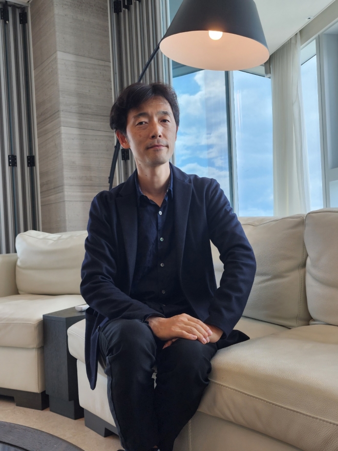 학자적인 이미지가 강하게 풍기는 일본 감독 사토 신스케가 지난 12일 부산 해운대구의 한 레지던스 응접실에서 인터뷰에 임하고 있다. 부산 임병선 선임기자