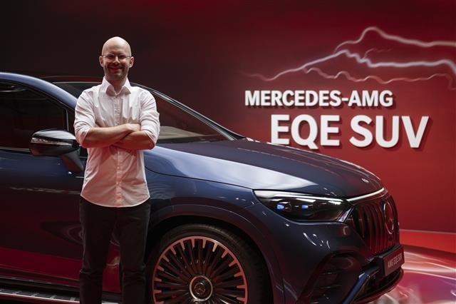 코르넬리우스 실코프스키 메르세데스벤츠 AMG 프로덕트매니저가 벤츠의 고성능 순수 전기 스포츠유틸리티차(SUV) ‘더 뉴 AMG EQE SUV’ 앞에서 미소를 지으며 포즈를 취하고 있다. 메르세데스벤츠 제공