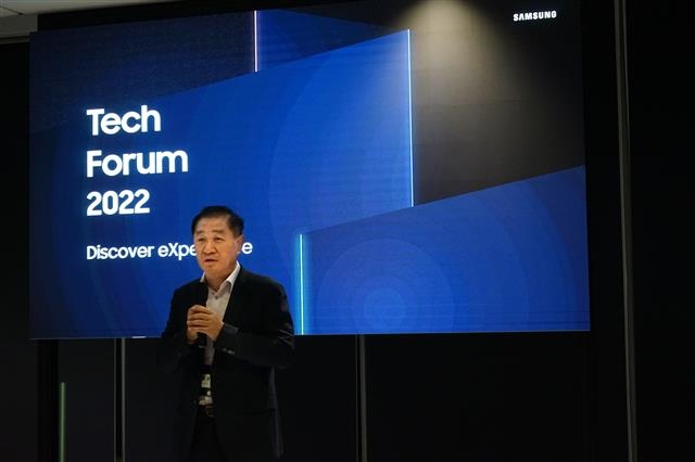 한종희 삼성전자 부회장이 지난 13일(현지시간) 미국 실리콘밸리 삼성리서치 아메리카에서 열린 ‘테크 포럼 2022’에서 회사의 비전을 설명하고 있다. 삼성전자 제공
