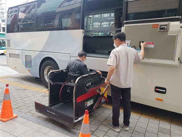 서울 관악구가 장애인 버스를 이용한 장애인 관광활동 이동비용 지원에 나선 가운데 한 시민이 장애인 버스에 탑승하고 있다. 관악구 제공