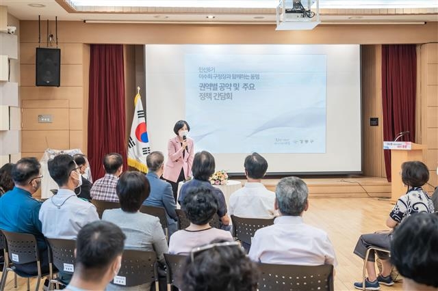 이수희 강동구청장이 지난 7월 11일 강일동 주민센터를 찾아 주민들과 소통하고 있다. 강동구 제공