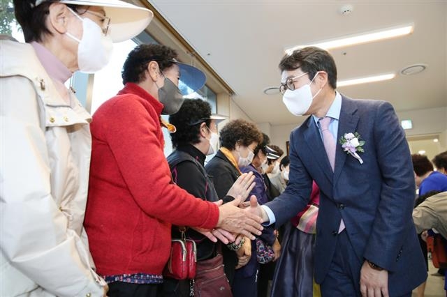 정원오(맨 오른쪽) 서울 성동구청장이 지난 14일 열린 용답동 노인복지센터 개관식에서 어르신들과 인사를 나누고 있다. 성동구 제공