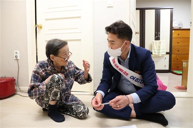 서울 도봉구 방학2동 ‘일일 동장’으로 변신한 오언석(오른쪽) 도봉구청장이 70여년 만에 주민등록증을 받게 된 주민 장모씨의 집을 방문해 이야기를 나누고 있다. 도봉구 제공