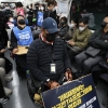 전장연, 19일 만에 지하철 시위 재개…1시간 넘게 지연