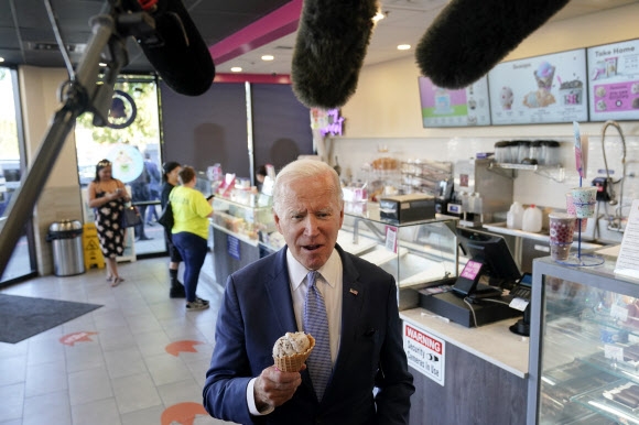 조 바이든 미국 대통령이 15일(현지시간) 오레곤주 포틀랜드의 한 아이스크림 가게에서 기자들의 질문에 답하고 있다. AP