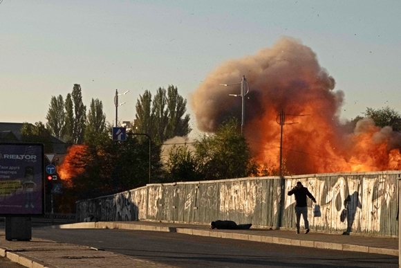 17일(현지시간) ㅇ크라이나 수도 키이우에서 한 주민이 러시아군 자폭드론 공격으로 인한 폭발 현장에서 대피하고 있다. 2022.10.17  AFP 연합뉴스