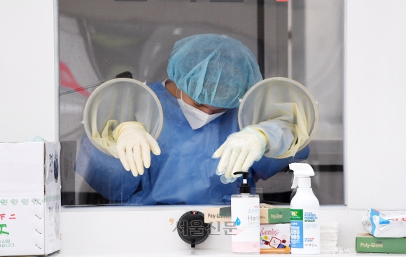 지난해 9월 서울 강남역 임시선별진료소에서 한 의료진이 피로에 지친 모습을 보이고 있다. 도준석 기자