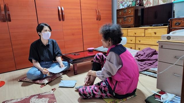 서울 노원구 복지 담당 직원(왼쪽)이 한 주민의 집을 방문해 주민이 맞춤형 복지 서비스를 받을 수 있도록 상담하고 있다. 노원구 제공