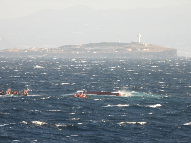 18일 오전 3시쯤 마라도 남서쪽 약 6.8km해상에서 선원 4명이 타고 있던 어선이 전복돼 해경이 구조에 나섰다.-서귀포해양경찰서 제공