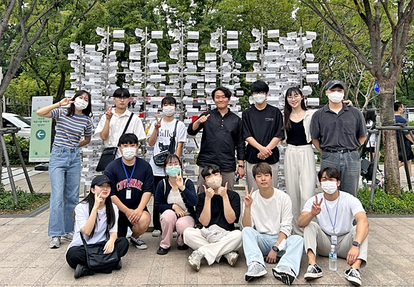 ‘2022 제11회 UAUS 전시회’에서 대상을 받은 서울시립대 건축학부 학생들이 수상 작품 앞에서 포즈를 취하고 있다. 서울시립대 제공