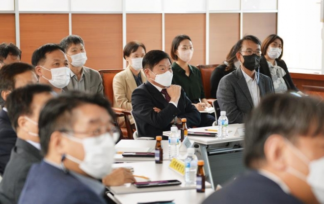이필형(가운데) 서울 동대문구청장과 구 관계자들이 지난 17일 동대문구청에서 열린 ‘UAM(드론택시) 구청장 공약사항 추진을 위한 드론 관련 설명회’에서 드론 택시에 관한 설명을 듣고 있다. 동대문구 제공.