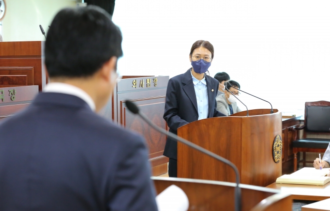 충남 아산시의회 제239회 임시회 2차 본회의 시정질문 첫날인 13일 더불어민주당의 김미영 의원이 국민의힘 박경귀 시장을 대상으로 시정질의를 하고 있다. 사진=아산시의회 제공